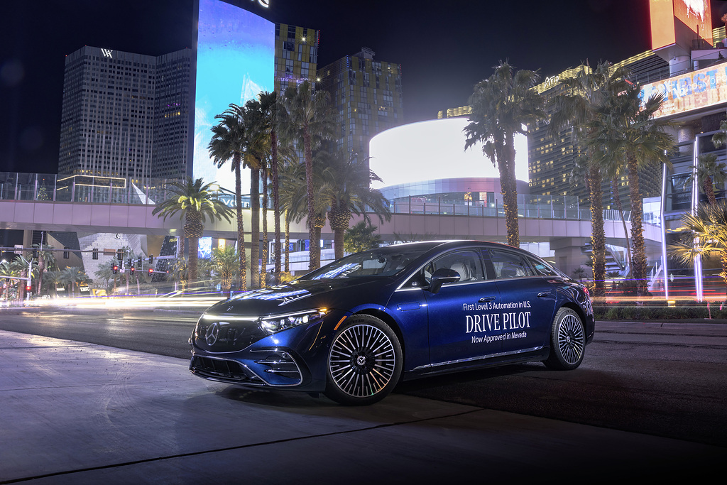 CzBenz's tweet photo. #MercedesBenz je první automobilkou, která získala certifikaci podmíněného autonomního řízení úrovně 3 v USA. Stát Nevada potvrdil platnost, první vozy dorazí k zákazníkům v druhé polovině roku 2023. https://t.co/lhzFfQdZlX https://t.co/M4c1JwgjIJ