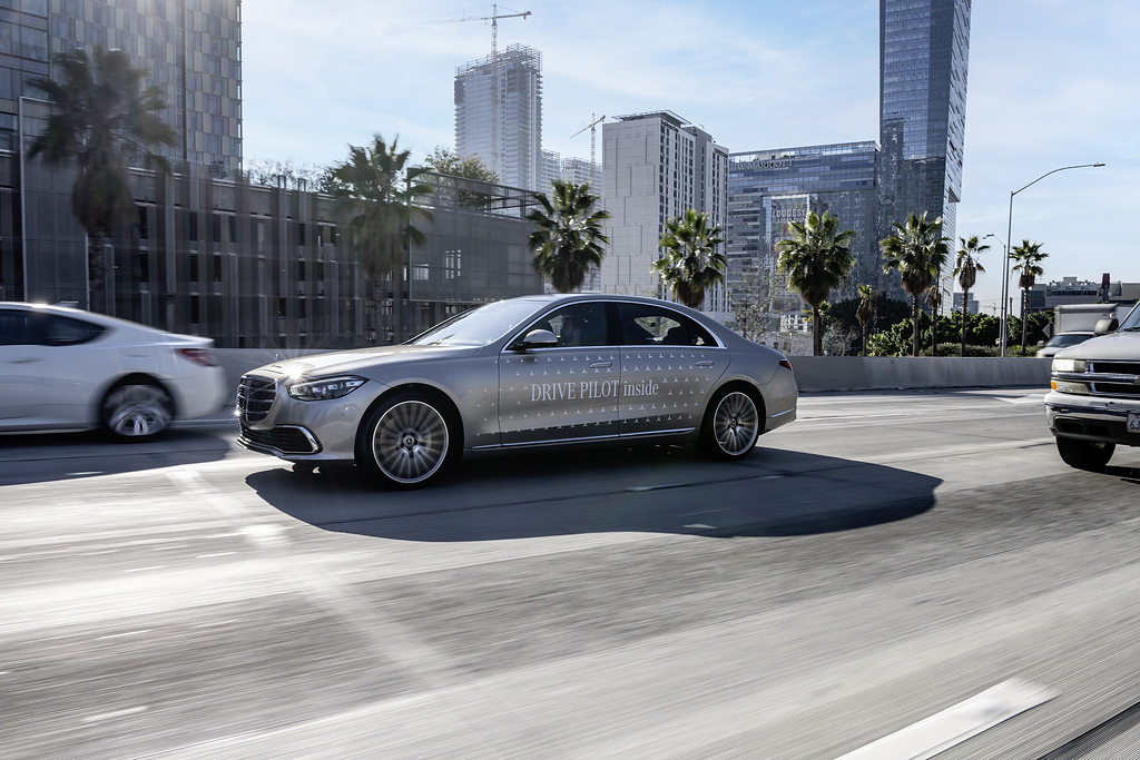 CzBenz's tweet photo. #MercedesBenz je první automobilkou, která získala certifikaci podmíněného autonomního řízení úrovně 3 v USA. Stát Nevada potvrdil platnost, první vozy dorazí k zákazníkům v druhé polovině roku 2023. https://t.co/lhzFfQdZlX https://t.co/M4c1JwgjIJ