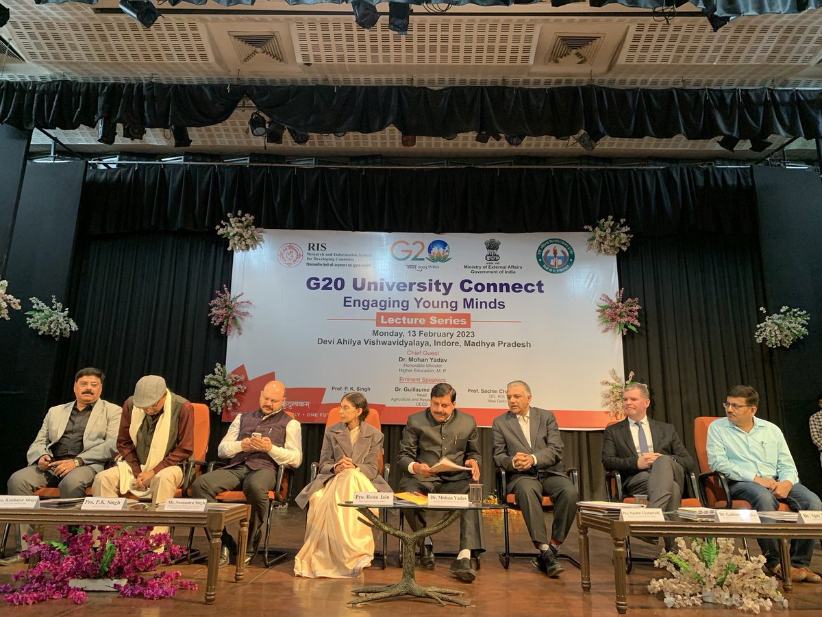 RIS_NewDelhi's tweet image. Illustrious participation of leading experts from India &amp;amp; abroad, graced by Dr Mohan Yadav Hon. Minister @MP_MyGov, great enthusiasm among students at Indore #DAVV for #G20 #UniversityConnect @PMOIndia @CMMadhyaPradesh @harshvshringla @Sachin_Chat @doctorsumitseth @JansamparkMP