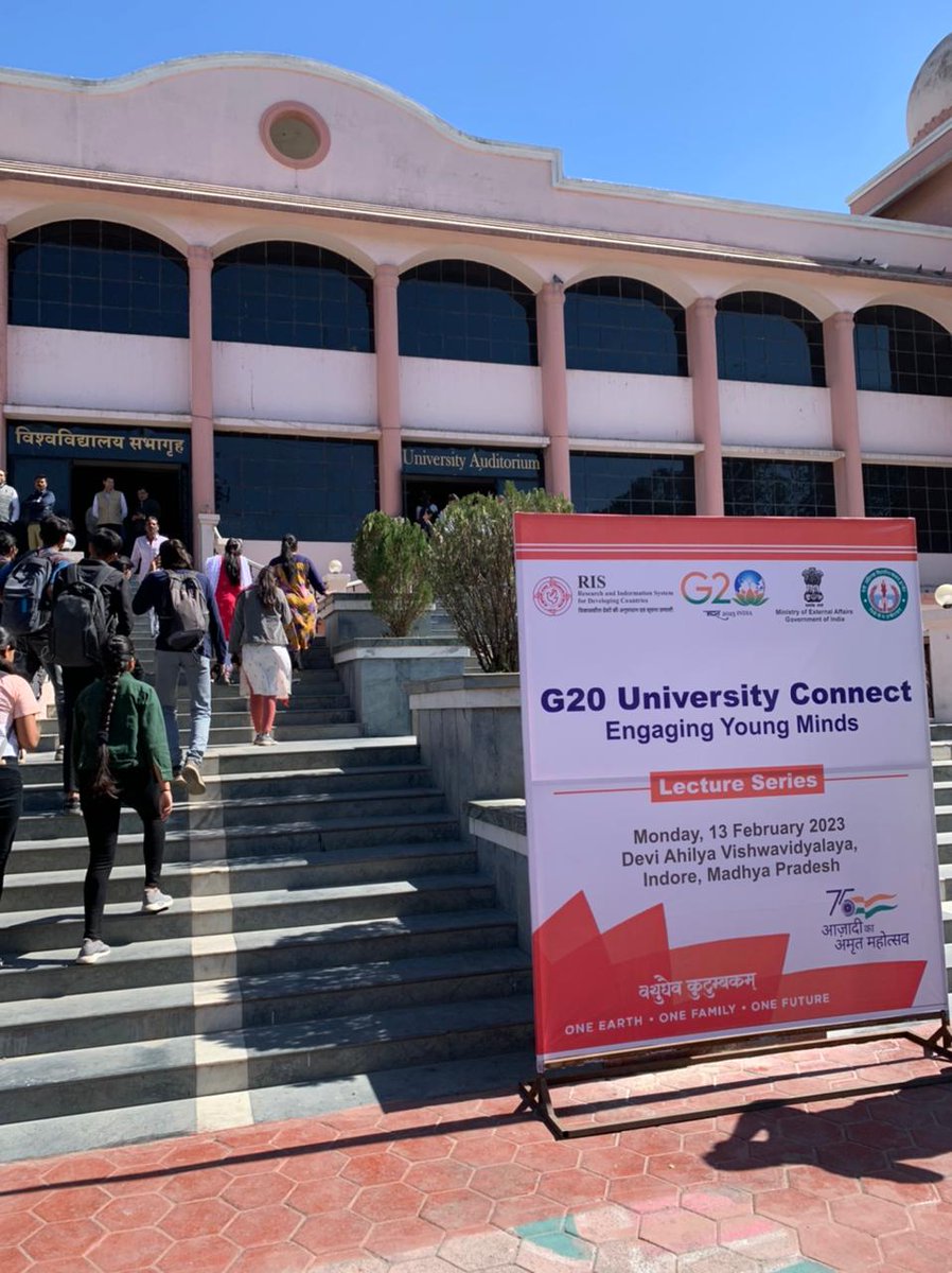RIS_NewDelhi's tweet image. Illustrious participation of leading experts from India &amp;amp; abroad, graced by Dr Mohan Yadav Hon. Minister @MP_MyGov, great enthusiasm among students at Indore #DAVV for #G20 #UniversityConnect @PMOIndia @CMMadhyaPradesh @harshvshringla @Sachin_Chat @doctorsumitseth @JansamparkMP