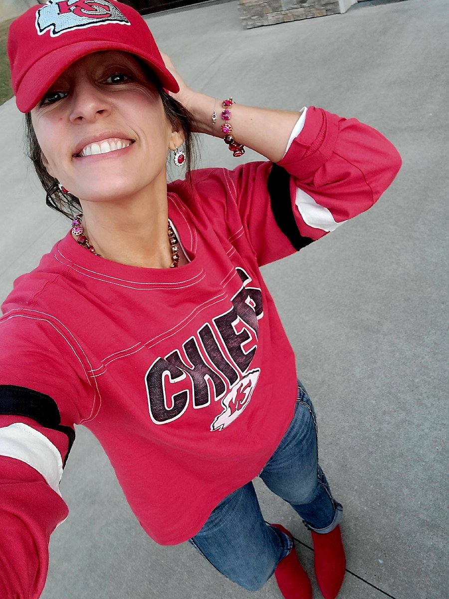 CarrieTergin's tweet photo. New & favorite #Chiefs shirt from @CarriesHallmark! (Actually I got my hat, shoes, earrings, necklace, bracelet & rings there too!) #CarriesHallmark #FashionMayor #HallmarkMayor #Hallmark @Hallmark @Chiefs #ChiefsKingdom โค๏ธ๐ https://t.co/yxQjigDalV