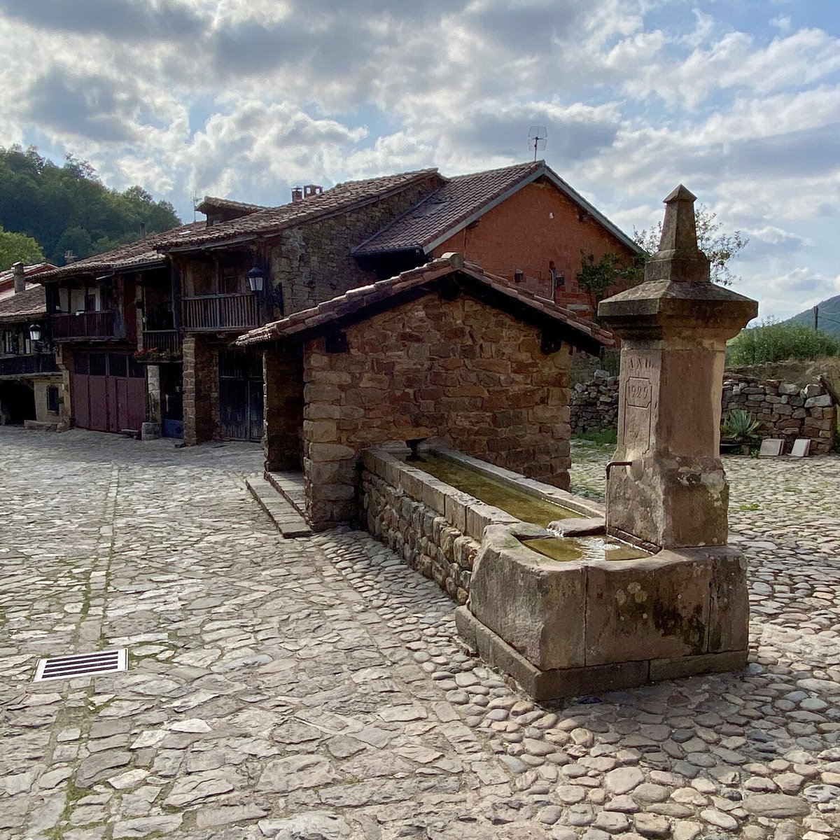 LosPueblosmbe's tweet image. Bárcena Mayor, Conjunto Histórico donde las casonas montañesas con sus escudos, amplias solanas y soportales abiertos por arquerías de sillería, nos invitan a pasear por sus empedradas calles es, sin duda alguna, una experiencia difícil de olvidar. #YoSoydePueblo