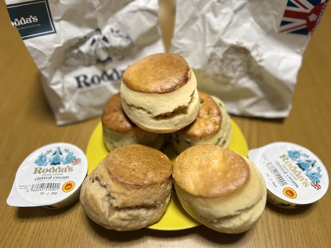 人生初のアフタヌーンティーをしてきたので見てくださいスコーンもサンドイッチもお茶も食べ放題のフィンガーフードも全部美味しくて最高でした…東京土産にスコーンもいっぱい買って帰ってお家でも毎日スコーンパーティしてニコニコしてます…勿体なくてずっと保存してたパー様の苺ジャムを添えて 