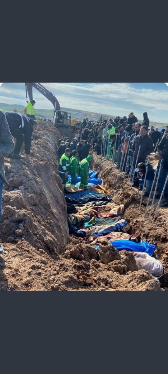 Bastığın yerleri 'toprak!' diyerek geçme, tanı:
Düşün altında binlerce kefensiz yatanı...🥀