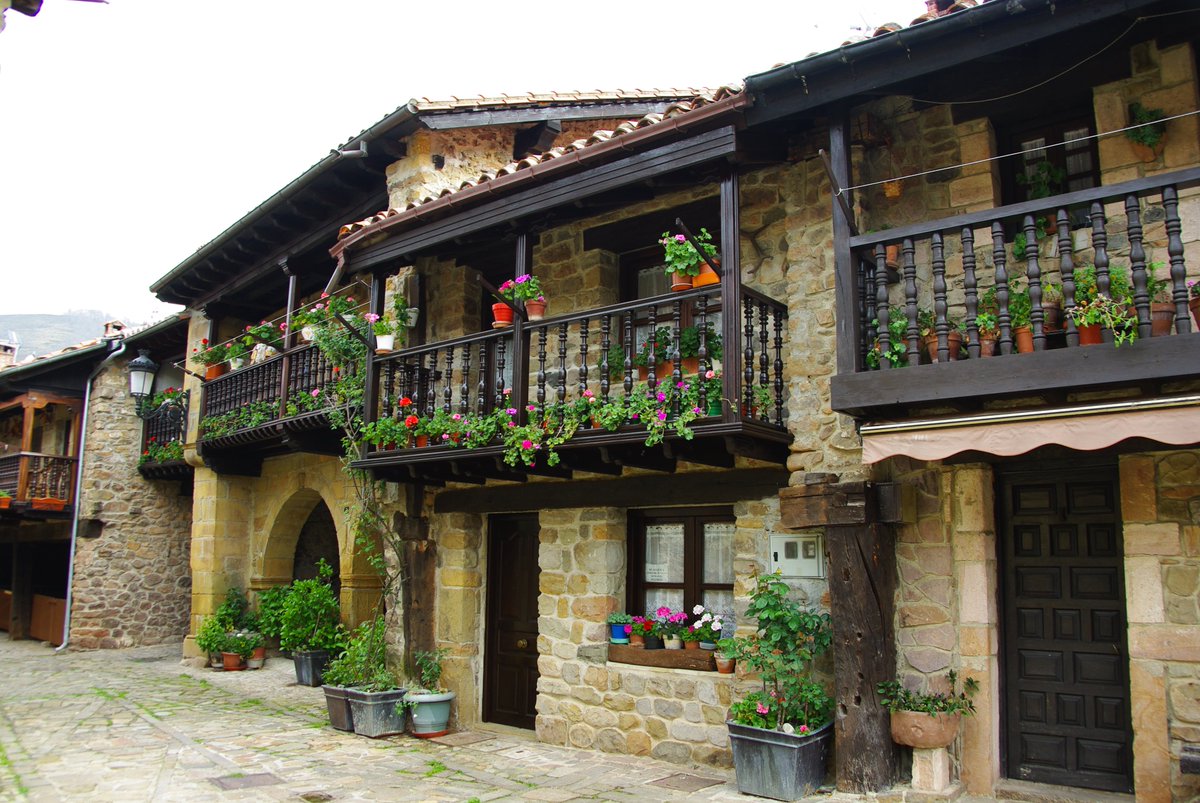 LosPueblosmbe's tweet image. Bárcena Mayor, Conjunto Histórico donde las casonas montañesas con sus escudos, amplias solanas y soportales abiertos por arquerías de sillería, nos invitan a pasear por sus empedradas calles es, sin duda alguna, una experiencia difícil de olvidar. #YoSoydePueblo