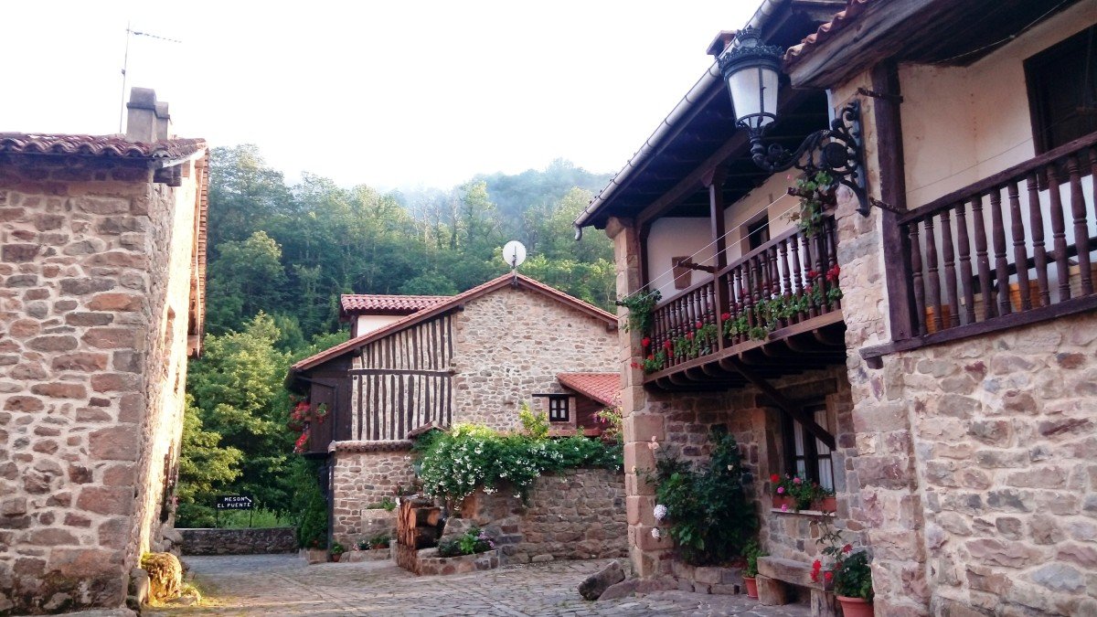 LosPueblosmbe's tweet image. Bárcena Mayor, Conjunto Histórico donde las casonas montañesas con sus escudos, amplias solanas y soportales abiertos por arquerías de sillería, nos invitan a pasear por sus empedradas calles es, sin duda alguna, una experiencia difícil de olvidar. #YoSoydePueblo