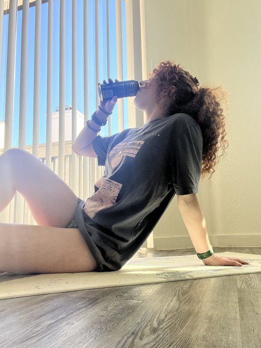 Fun fact: I will consume just about anything if it tastes like an orange creamsicle. https://t.co/UE<a href="/tag/redhead"class="tags"><span>#redhead</span></a><a href="/tag/tattoos"class="tags"><span>#tattoos</span></a><a href="/tag/sideboob"class="tags"><span>#sideboob</span></a><a href="/tag/faire"class="tags"><span>#faire</span></a>