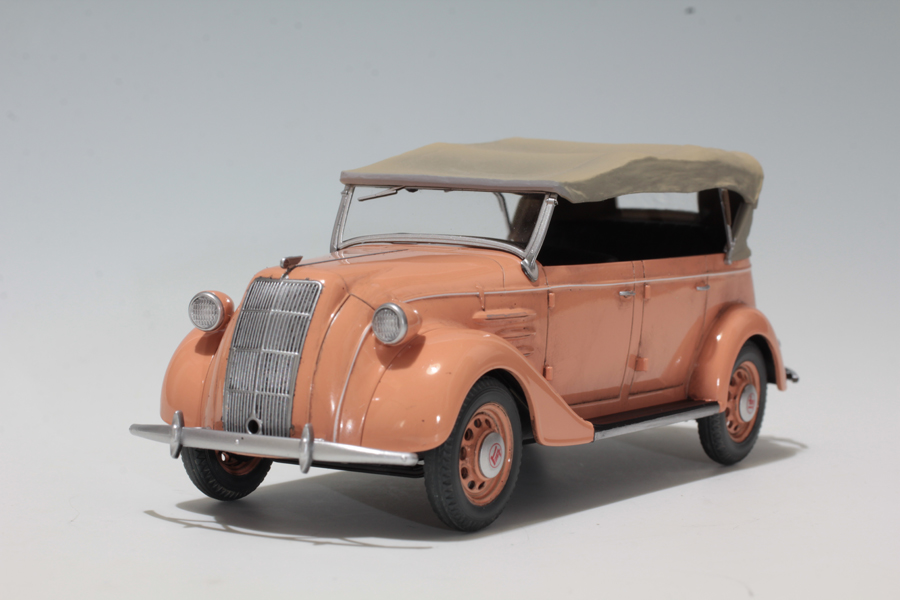 かくして「タミヤ1/35トヨタAB型フェートン」完成しました!
幌は接着せずに開閉コンパチ式にしました。 