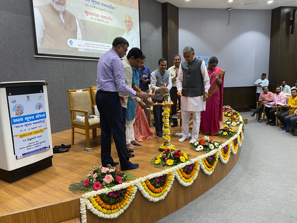 AtalJal's tweet photo. Dated: 13-02-2023 Atal Jal Pakhwada Inauguration program at Gandhinagar (Gujarat) Program inaugurated by Minister of WRD, Govt of Gujarat @WSDGujarat 
More than 300 PGWMC Members from 36 blocks remain present. #AtalJalPakhwada https://t.co/l20gwt3F6Q
