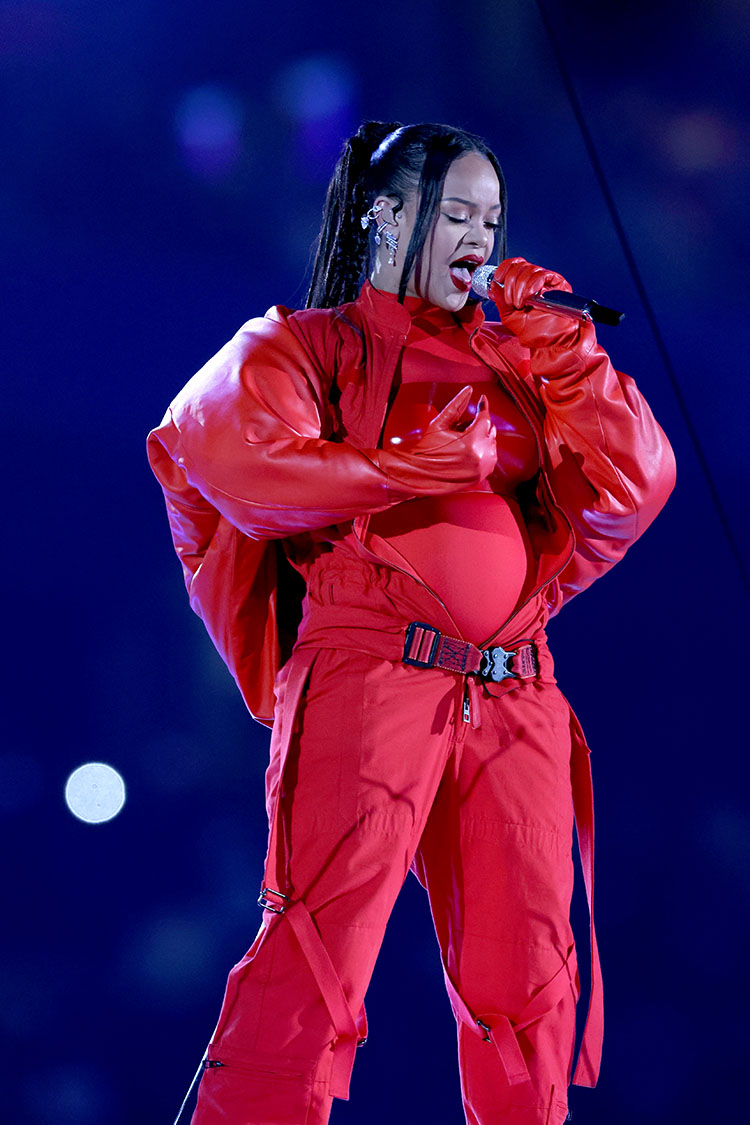 Rihanna Wore Loewe & Alaïa Performing During The Super Bowl LVII Half-Time Show

#Superbowl #Rihanna #HalftimeShow #SuperbowLVII

redcarpet-fashionawards.com/2023/02/13/rih…