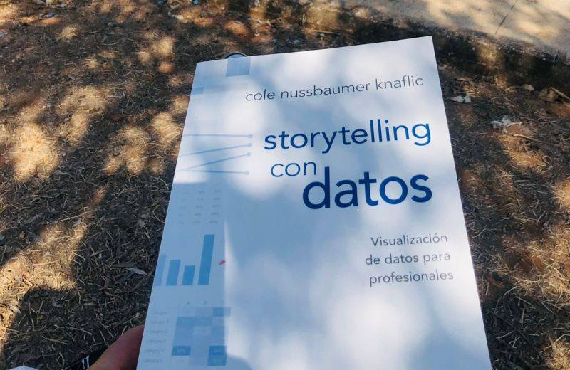Si quieres comenzar en el mundo de la visualización de datos, este es casi de obligada lectura.

"Storytelling con datos. Visualización de datos para profesionales", by Cole Nussbaumer

Te dejo aquí su blog y recursos para aprender y dar clases de data viz 
🧵