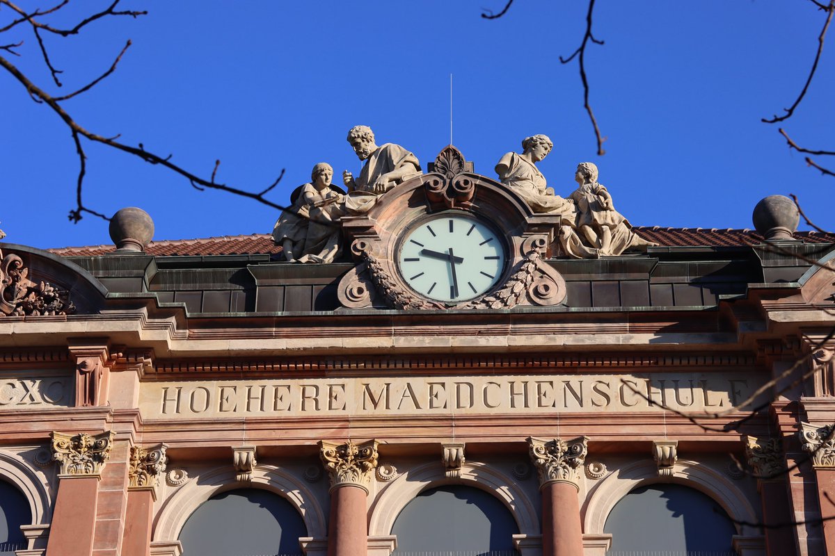 sbamueller's tweet photo. Das #GoetheGymnasium in #Freiburg ist richtig schön saniert. Die #Sandstein Fassade strahlt in der Wintersonne. https://t.co/4VDfII8uf0