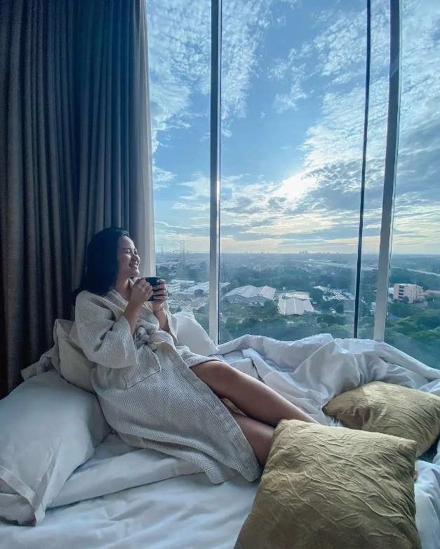 infothehive's tweet photo. Short getaway itu....
.
Kapan pun, dimana pun bisa menikmati secangkir kopi atau teh hangat setelah aktifitas seharian sambil swa foto di kamar Corner Suite adalah keinginan semua orang yang kesibukannya ekstra padat. https://t.co/fzW5gcV8Mo
