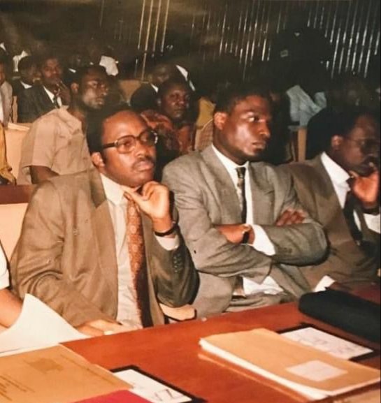 sergewelo1's tweet image. #RDC Pleniere de la Conférence Nationale Soiveraine ( 1991-1992 ).
On aperçoit "les jeunes @MartinFayulu  et  @ChristopheLutu2 de la véritable Union Sacrée du grand Étienne Tshisekedi.
Où étaient-ils ces soi-disant leaders d'aujourd'hui ?