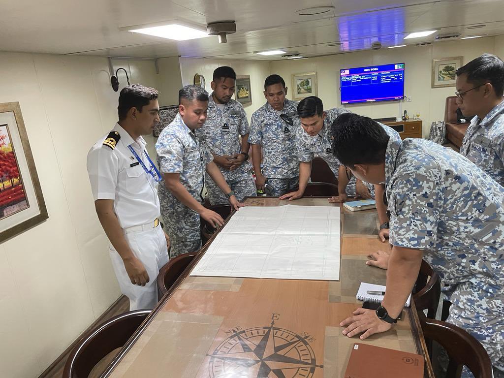 MPA_Barat's tweet photo. Gearing up for the Sea Phase!
#AMAN2023 Pre-Sailing Conference & Operation Officer’s Discussion, focusing on interoperability and SOP to ensure a smooth and safe conduct at sea.
#EnhancingCooperation
#TogetherForPeace https://t.co/wnF3g9vFf7