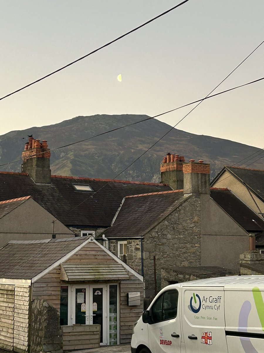 argraffcym's tweet photo. Bore dydd Llun Hapus! Y lleuad yn edrych yn hardd iawn uwch ben Garn Gannol (Yr Eifl) #cadwpethenlleol #cadwpethensyml #copi #argraffu #sganio #nwyddauswyddfa @agcbsupplies https://t.co/X0cJSTZ0Va