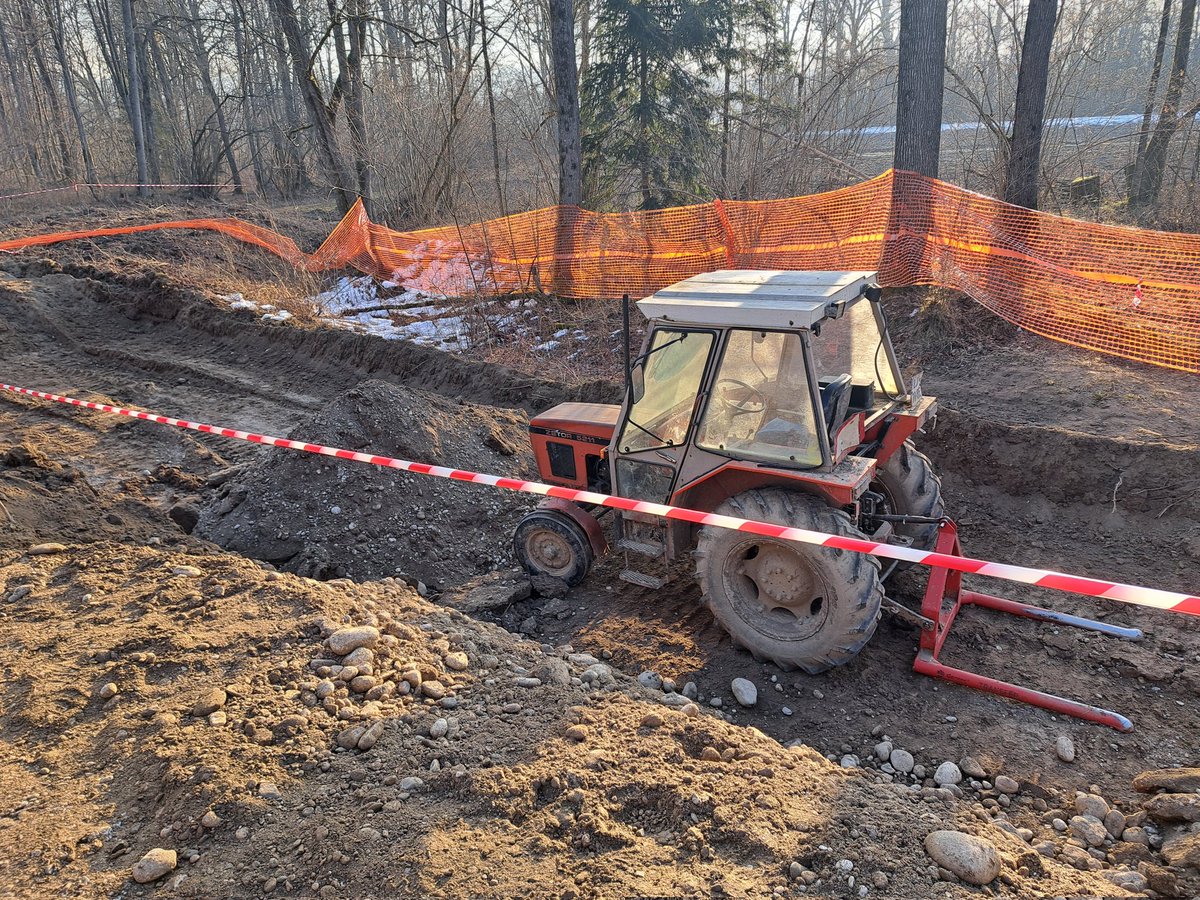 BlazBabic's tweet photo. @mojcaskrinjar in skupina domačinov.
Traktor je obstal.
Varnostno ograjo je policija odstranila. https://t.co/QQturm0d7M