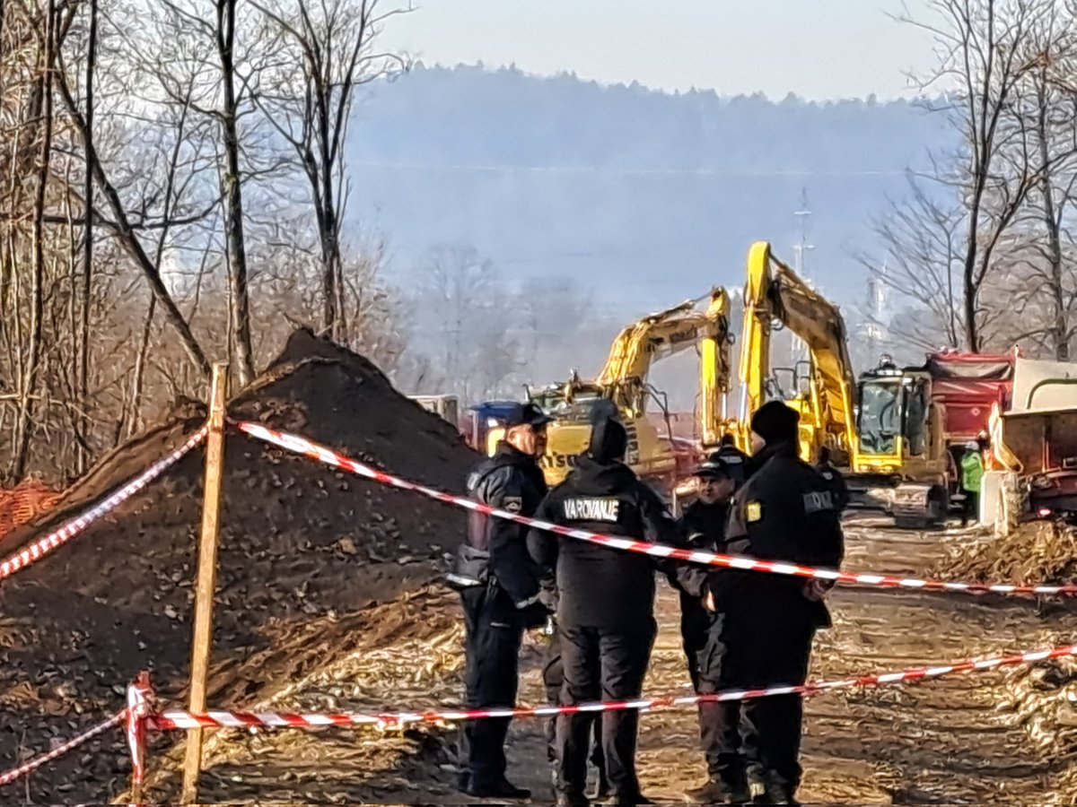 BlazBabic's tweet photo. @mojcaskrinjar in skupina domačinov.
Traktor je obstal.
Varnostno ograjo je policija odstranila. https://t.co/QQturm0d7M
