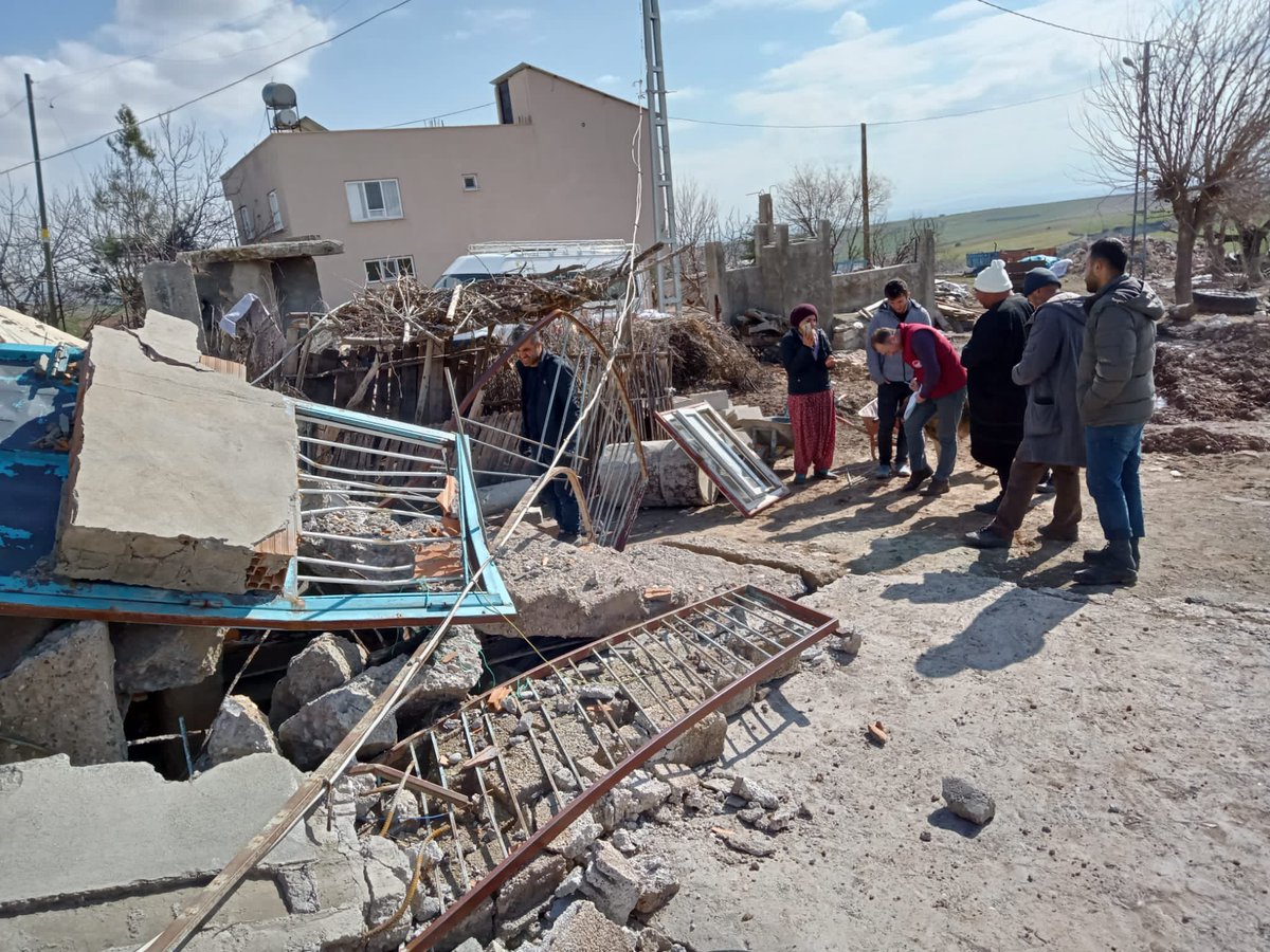 TCTarim's tweet photo. Deprem afetinden etkilenen kırsal alanlarda çiftçilerimizin zarar gören ahır ve hayvanlarına yönelik tespit çalışmalarımız aralıksız devam ediyor.

Bir olacağız, tüm zorlukları birlikte aşacağız.🇹🇷 https://t.co/FjjssR8oX8