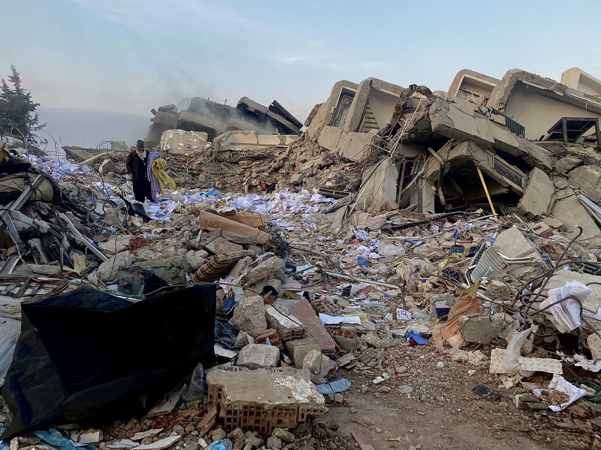 Woman recovers blankets from the rubble in a desperate effort to say warm in Hatay. #Hatay #depremsondakika #depremhatay #earthquakeinturkey #TurkeyQuake #turkey