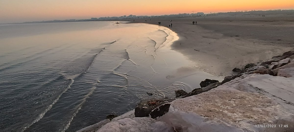 s_anb1's tweet photo. #sottomarina #mare #veneto #inverno #tramonto ...non ci tornavo da quasi 2 anni...con sciarpa e berretto, senza costume, ma fa sempre estate . https://t.co/wQ6VqcH0xo