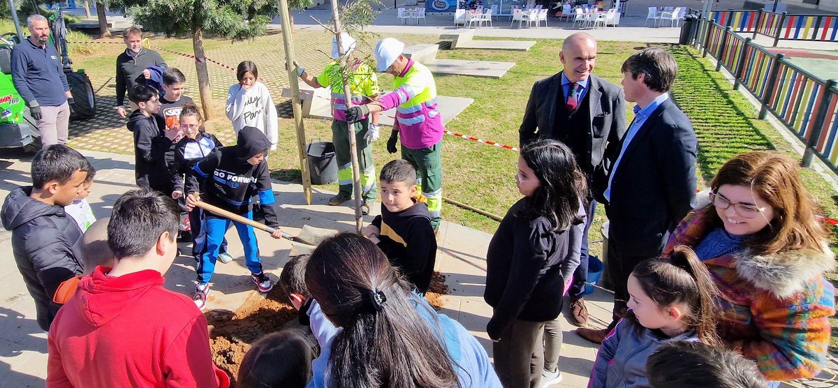 antoniomunozsev's tweet photo. Estamos trabajando para mejorar Nuevo Amate y adecuar los espacios públicos, como nos piden vecinos y vecinas.
Hemos plantado una treintena de árboles para dar sombra y vamos a reurbanizar el entorno de Regiones Devastadas para ampliar el área de juegos infantiles del barrio. https://t.co/gGEgiOwTGt