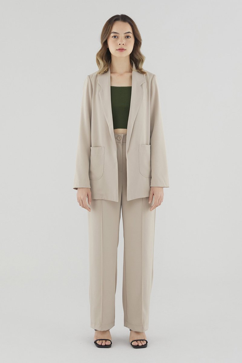 쉬인의 반대 선상에서 '지속 가능한 패션'을 추구하는 브랜드도 꾸준히 늘고 있다. 싱가포르 '디 에디터스 마켓theeditorsmarket.com'은 합성섬유를 없앴고 탄소 발자국을 최소화한 리넨과 리오셀을 주로 사용하며 유행 타지 않는 디자인에 소량 생산으로 재고를 최소화하고 많이 사면 할인해주는