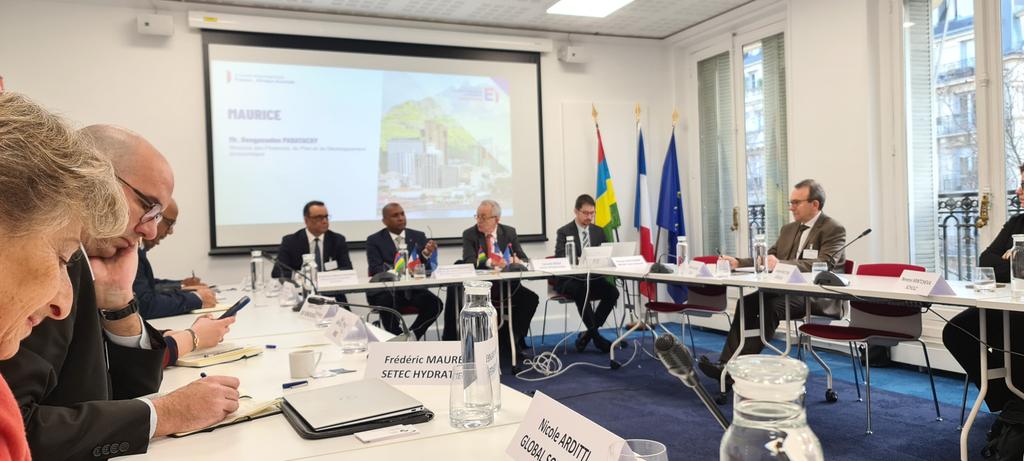 Alexandre Zapolsky (@alexzapolsky) on Twitter photo Démarrage des échanges avec le Ministre <a href="/R_Padayachy/">Dr. Renganaden Padayachy</a> au <a href="/MEDEF_I/">MEDEF International</a>
Pour <a href="/linagora/">Linagora</a> le sujet est simple : le développement de #LinagoraMauritius
Go <a href="/linagora/">Linagora</a> ! Go ! #Faire Démarrage des échanges avec le Ministre <a href="/R_Padayachy/">Dr. Renganaden Padayachy</a> au <a href="/MEDEF_I/">MEDEF International</a>
Pour <a href="/linagora/">Linagora</a> le sujet est simple : le développement de #LinagoraMauritius
Go <a href="/linagora/">Linagora</a> ! Go ! #Faire