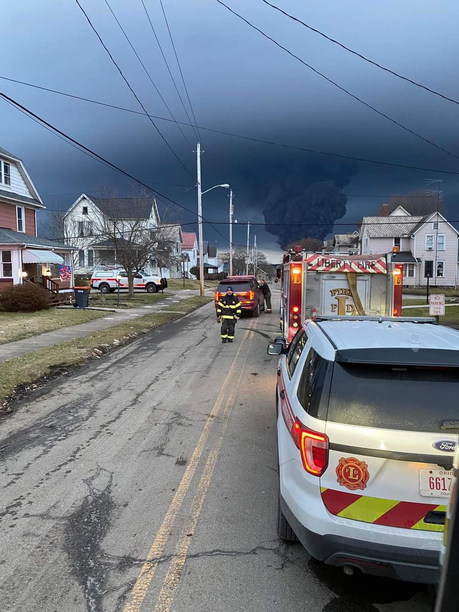 ipoolgian's tweet image. ¿O qué tal si el tema de los OVNIS es para desviar la atención del tren que transportaba el químico cloruro de vinilo y se descarriló en Ohio, se están muriendo todos en el área además de arrestos a todos los periodistas que quieran acercarse?