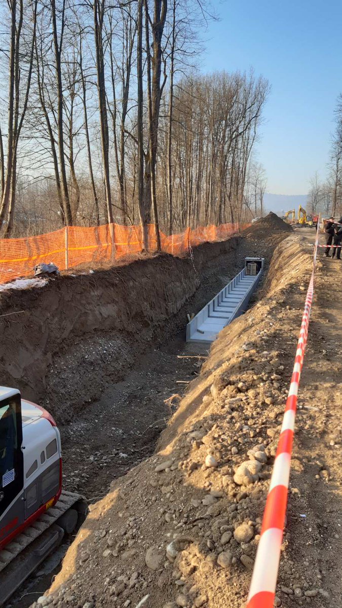mojcaskrinjar's tweet photo. Pa se znova koplje Kanal C0.
Čeprav po trditvh lastnikov brez pogodbe z lastnikom, brez odškodnine, niti ni razlastitvenega sklepa.
Pravna država, @vladaRS ? https://t.co/kvkvhSkGx2