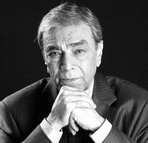 intikhaabaalam's tweet photo. مشتاق احمد یوسفی مرحوم کہتے تھے کہ روز محشر اپنا نامہِ اعمال ضیاء محی الدین سے پڑھنے کو کہوں گا۔ خیر 
آج زمیں ایک اور خزانہ چھپانے کو ہے۔
#ZiaMohyeddin https://t.co/b2JUFdJvHo