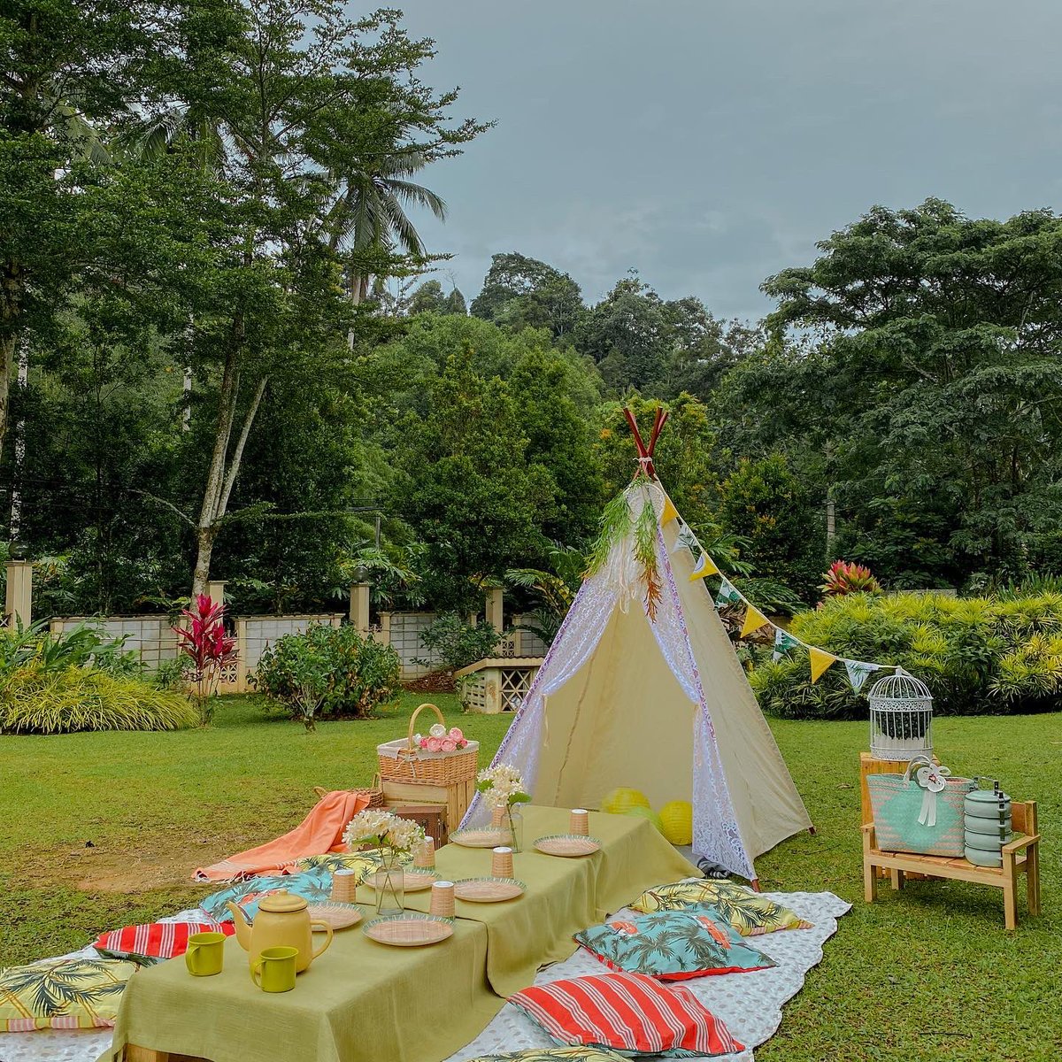 suriaresorts's tweet photo. Pakej piknik di Eryabysuria Janda Baik! 

Dapatkan pakej piknik dan penginapan 2H1M dengan harga terendah ini. Untuk makluman lanjut, hubungi kami melalui whatsapp di 012-4594752 atau 012-4694752 sekarang! Sementara promosi masih ada. 

#tourismpahang #tourismmalaysia https://t.co/SytSgtw2EJ