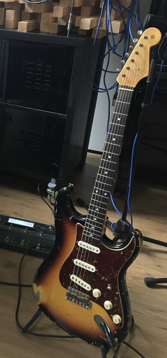 casper_kst's tweet image. Bedankt voor het delen van de gestolen-gitaren-tweet en de post van Jordi, en bedankt voor alle lieve berichten! ♥️ Mocht je iets verdachts op Marktplaats/Ebay/FB Marketplace/Reverb etc tegenkomen, let me know. Ik hoop zo dat ik m’n favoriete gitaren ooit nog terug zie!🤞🏻🥺