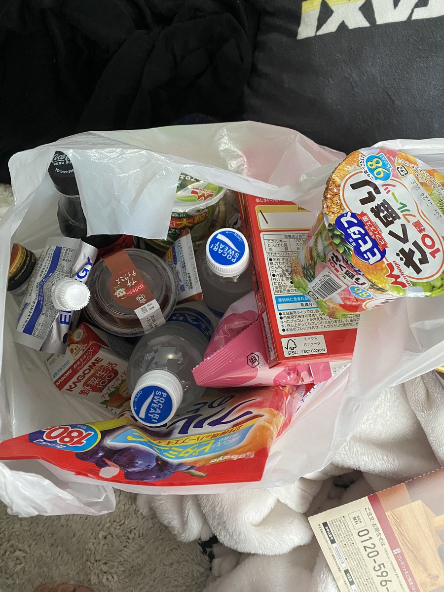 _imkuu's tweet photo. 熱が出たから休むべきなのにほんとに休んでいいのかな？って思っちゃって、休んだことに罪悪感もあったけど、こっこがいいんだよ、そういう時は思いきり休めばって言ってくれて泣いたし、玄関に大量の食糧がかかってて、中身見てすぐりーちゃんだってわかったし、みんなの気持ちが沁みすぎてあったかい https://t.co/Ysc65WP1Pj