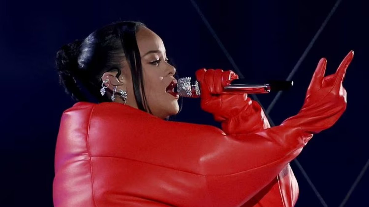 LOMAXIMOFM's tweet photo. Rihanna: la madre de todos los espectáculos de medio tiempo de la Super Bowl.

La cantante triunfó en su esperado regreso a los escenarios durante el descanso de la final deportiva, que aprovechó para anunciar al mundo su segundo embarazo.
#Rihanna #SuperBowl https://t.co/k6AIBZ6jTt