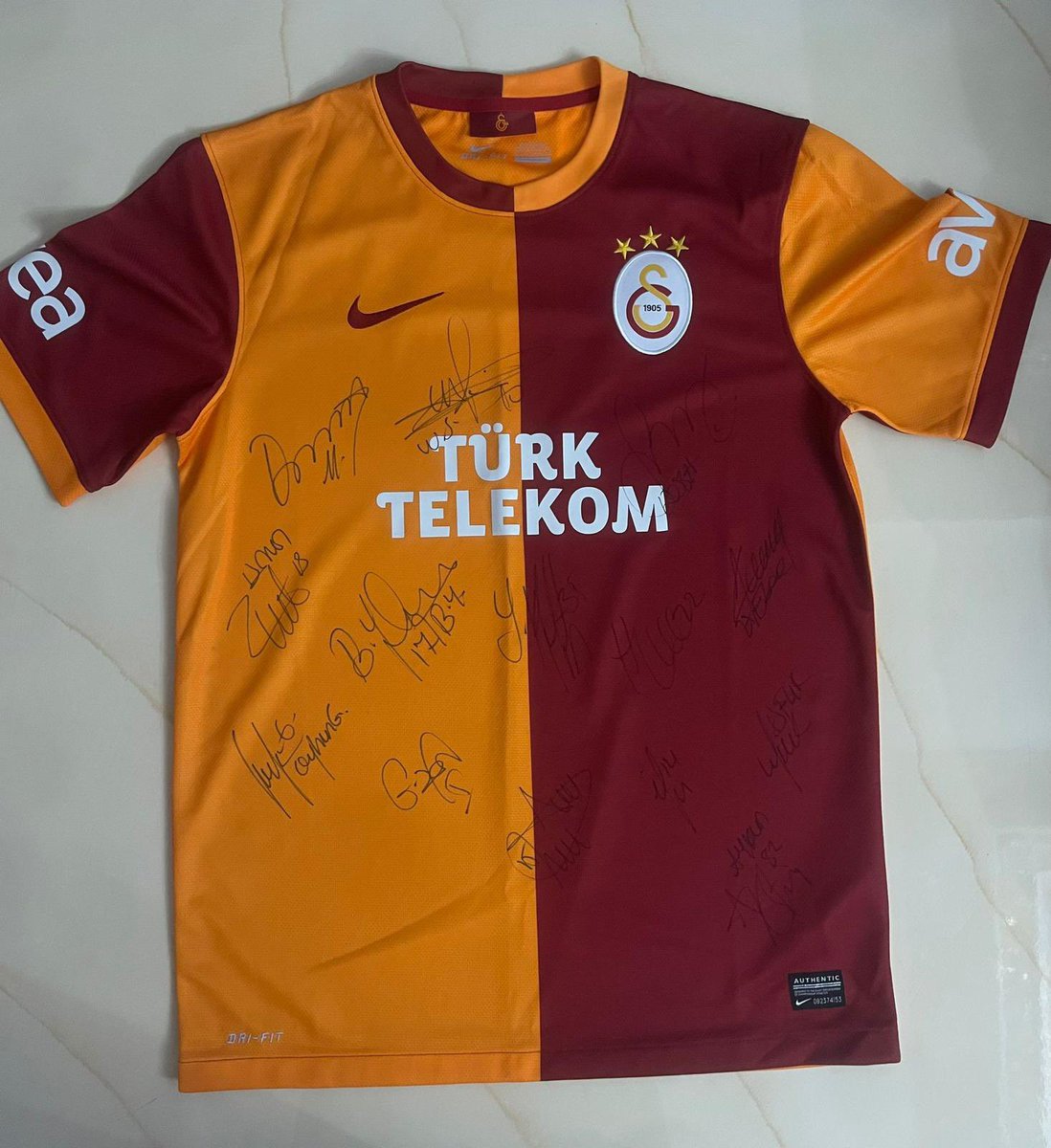 Depremzedelere yardım amaçlı kullanılmak üzere imzalı Galatasaray formasını açık arttırma ile satışa sunuyoruz. Formayı kulübümüze hediye eden Mustafa Kadı’ya teşekkür ederiz. Dm’den ulaşabilirsiniz.