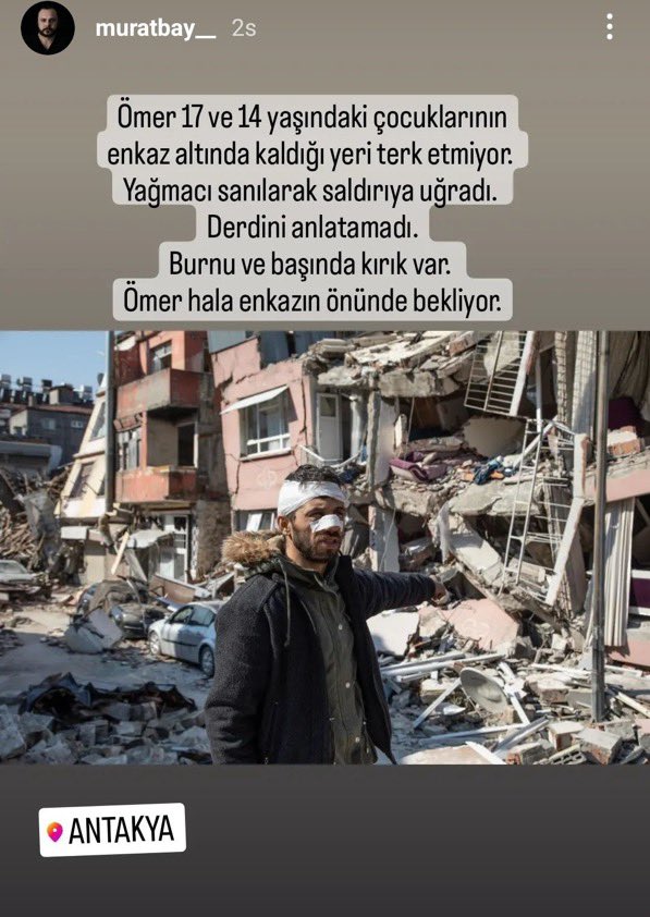 enkaz altındaki çocuklarını bekleyen ömer, yağmacı diye dövüldü. burnunda ve başında kırıklar var. hala enkaz başında çocuklarını bekliyor.

<a href="/MuratBay__/">Murat Bay</a>