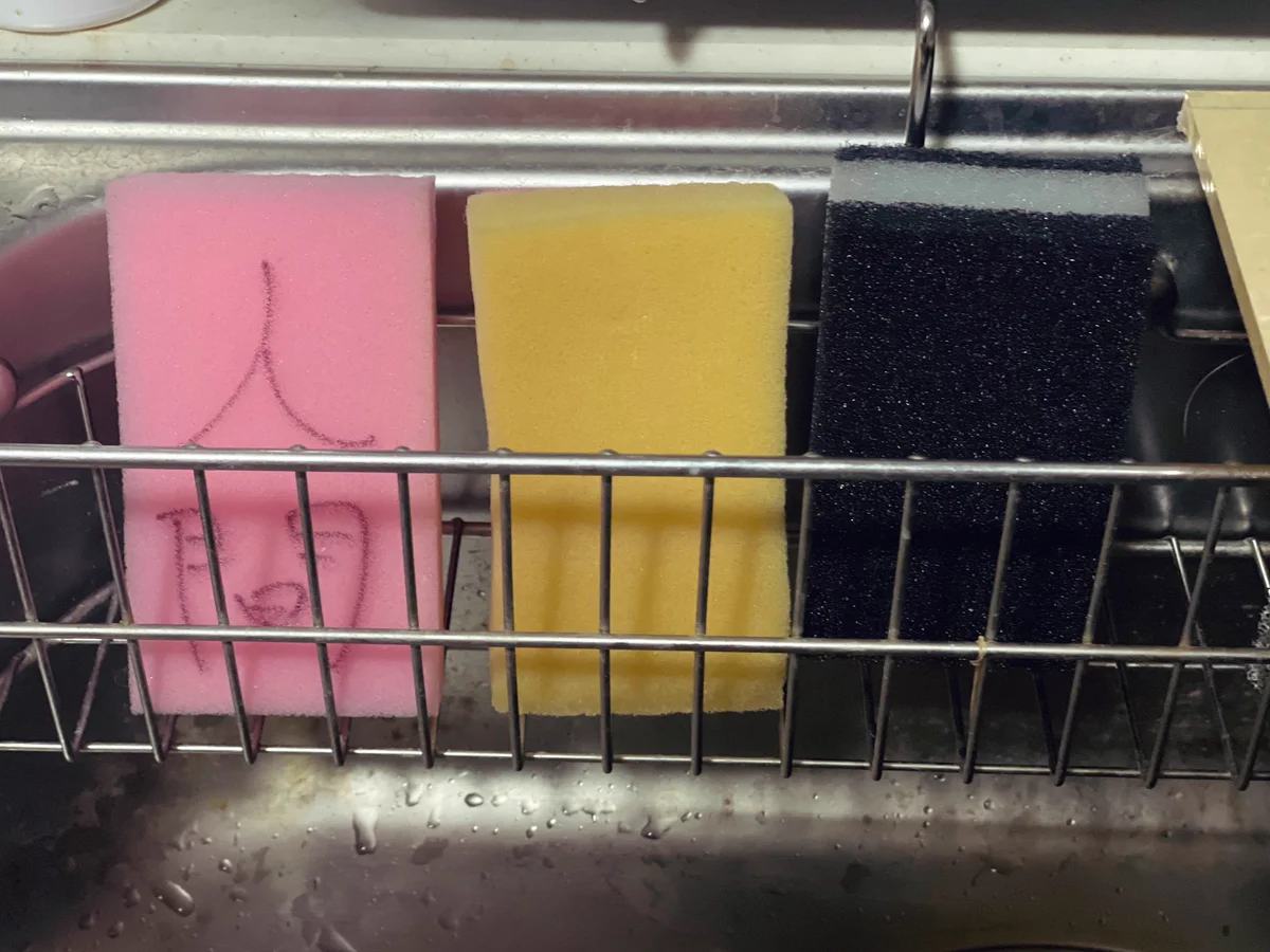 優先順位は人間より猫！？同棲しているパートナーが書いたスポンジを見分ける為の印が最高