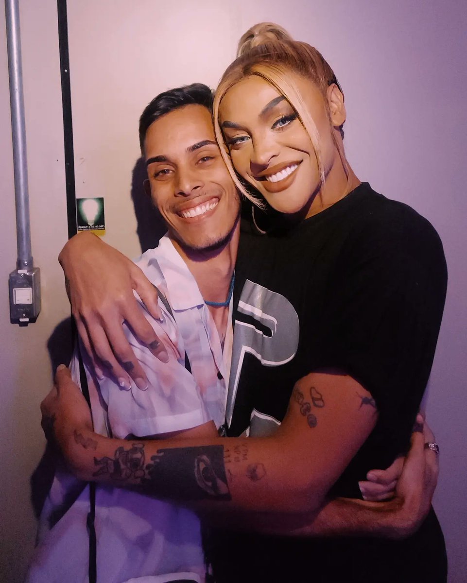 allefyjjunio's tweet photo. que inacreditável viver isso, obrigado universo, obrigado @pabllovittar e @centraldapv 🥹❤️ nunca vou esquecer! e tenho guardado cmg um segredinho da mamãe rs https://t.co/Jxy45NJU9j