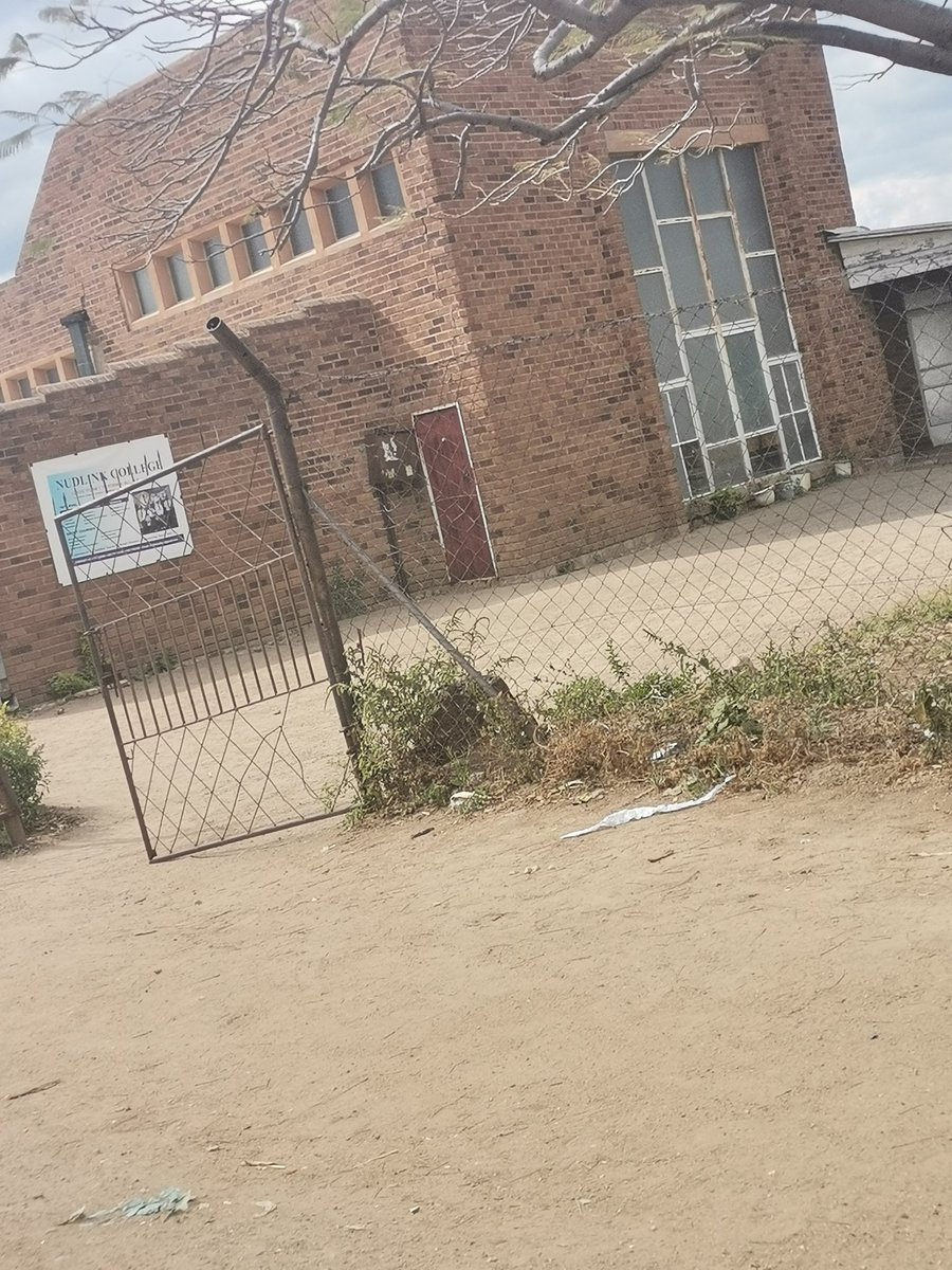 critique_analys's tweet photo. @ZaZaSKM @CityofBulawayo @citezw @Bulawayo24News Mina nginyanyiswa yileyi eku Masiye Phambili drive opposite the church eLobengula.
#EDhasNoCapacity
#ZanuPFMustGo
#RegisterToVote2023 https://t.co/Gn7ZuFZzVc