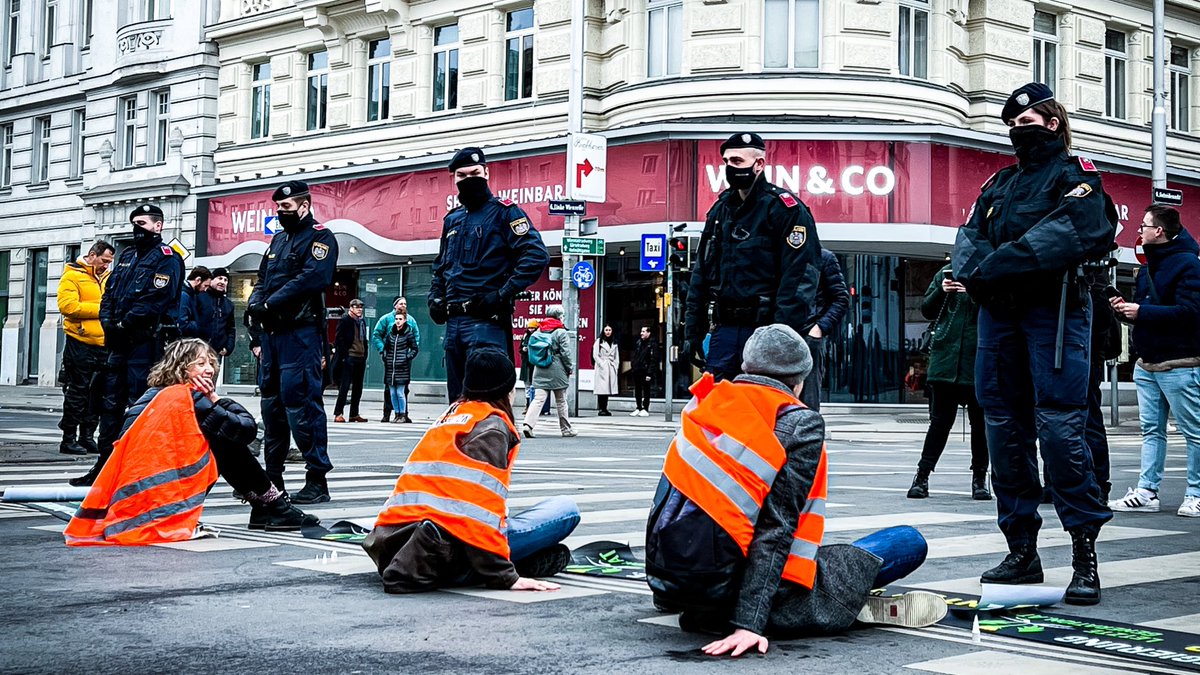 TvEinsatz's tweet photo. Hier einige Eindrücke vom Polizeieinsatz rund um die heutige Aktion von Klimaaktivist:innen in #Wien.

#w1302 #LetzteGeneration #Klimakleber #Klimaprotest #PolizeiWien #Polizei https://t.co/pcfDuktWZA