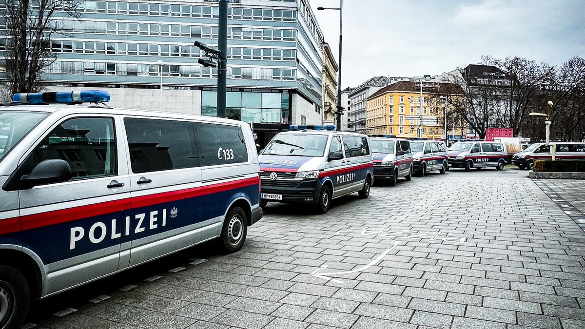 TvEinsatz's tweet photo. Hier einige Eindrücke vom Polizeieinsatz rund um die heutige Aktion von Klimaaktivist:innen in #Wien.

#w1302 #LetzteGeneration #Klimakleber #Klimaprotest #PolizeiWien #Polizei https://t.co/pcfDuktWZA