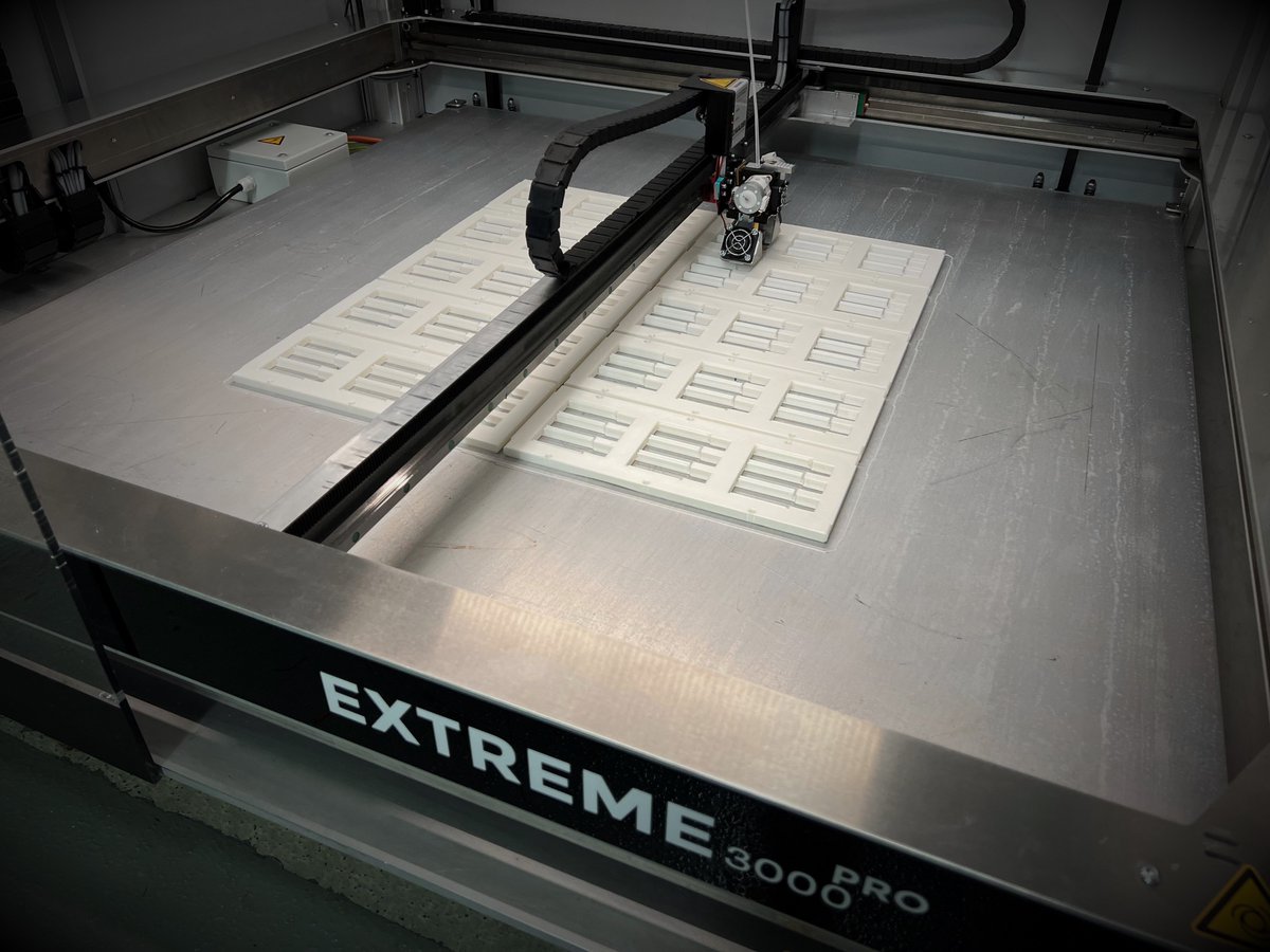 builder3Dprint's tweet image. Optimize production work flow with large scale 3D printing! The Extreme 3000 PRO is 3D printing a set of customized trays which are used to speed up the production process and minimise production faults. #builder3dprinters #3dprinting #tools #production