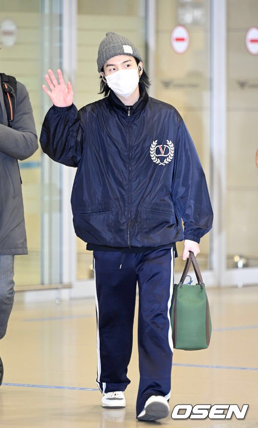 pm5_twt's tweet photo. 윤기 입국 기사사진 ✈️ https://t.co/LDH6DwaKa8