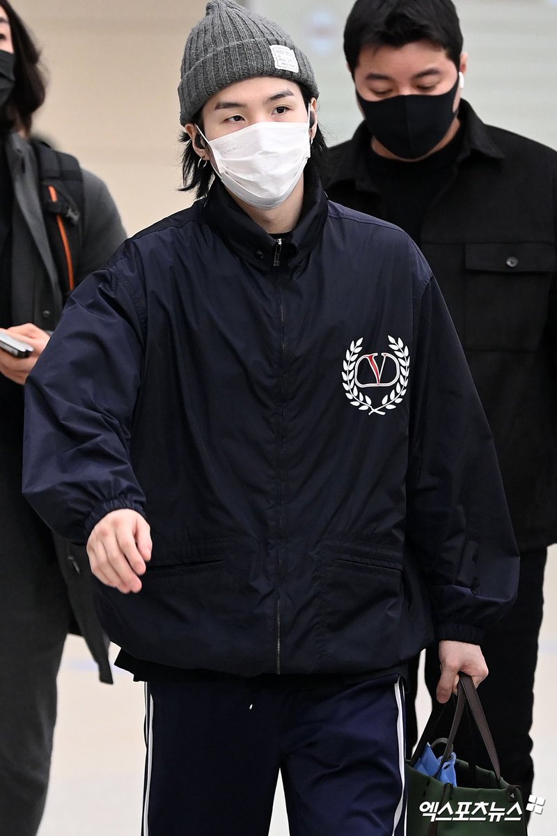 pm5_twt's tweet photo. 윤기 입국 기사사진 ✈️ https://t.co/LDH6DwaKa8