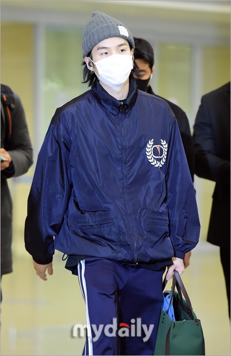 pm5_twt's tweet photo. 윤기 입국 기사사진 ✈️ https://t.co/LDH6DwaKa8