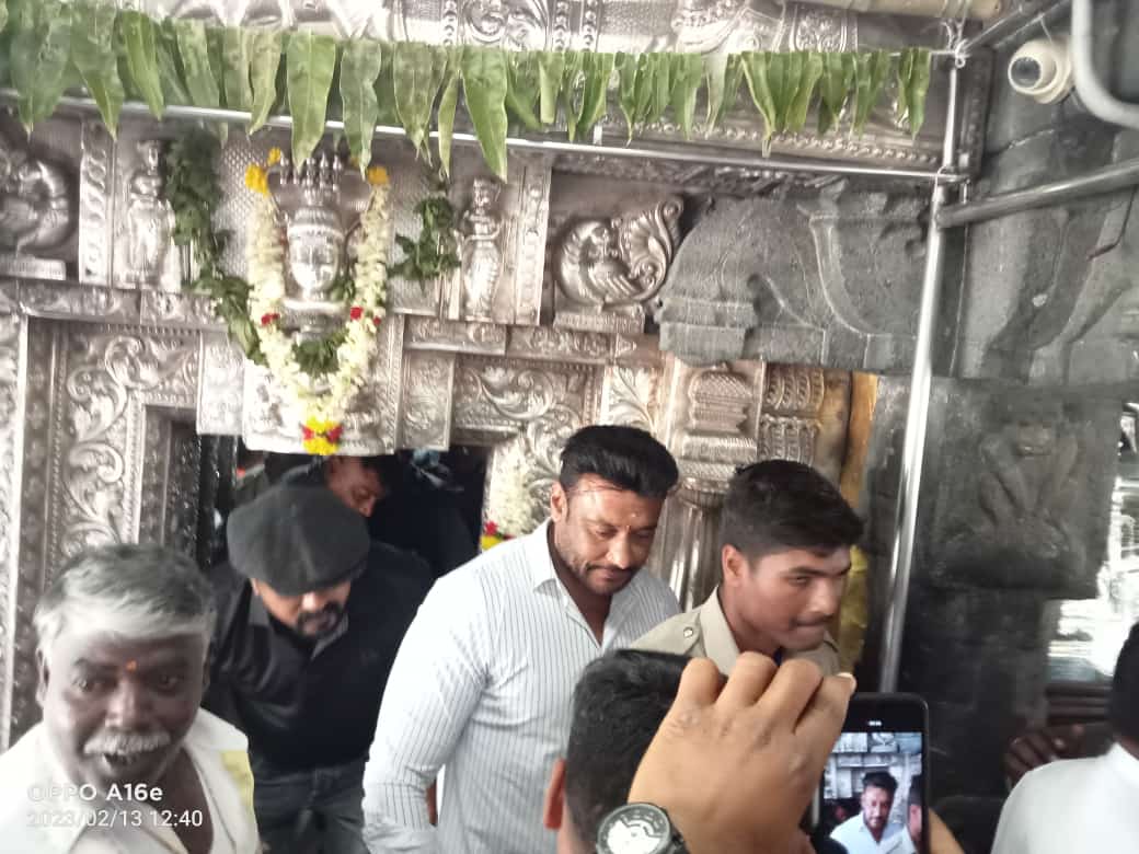 TeamDBoss7's tweet photo. ಮಲೆ ಮಹದೇಶ್ವರ ಬೆಟ್ಟಕ್ಕೆ ಭೇಟಿ ನೀಡಿ ಸ್ವಾಮಿ ಮಾದಪ್ಪನ ಆಶೀರ್ವಾದ ಪಡೆದ ಡಿಬಾಸ್👏😍
ಉಘೇ ಮಾದಪ್ಪ 🙏🏻

@dasadarshan #DBoss𓃰 #D56TitleReveal https://t.co/clzAObPyTn