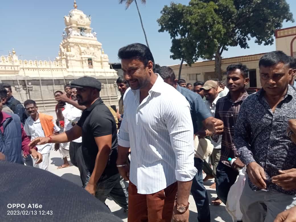 TeamDBoss7's tweet photo. ಮಲೆ ಮಹದೇಶ್ವರ ಬೆಟ್ಟಕ್ಕೆ ಭೇಟಿ ನೀಡಿ ಸ್ವಾಮಿ ಮಾದಪ್ಪನ ಆಶೀರ್ವಾದ ಪಡೆದ ಡಿಬಾಸ್👏😍
ಉಘೇ ಮಾದಪ್ಪ 🙏🏻

@dasadarshan #DBoss𓃰 #D56TitleReveal https://t.co/clzAObPyTn