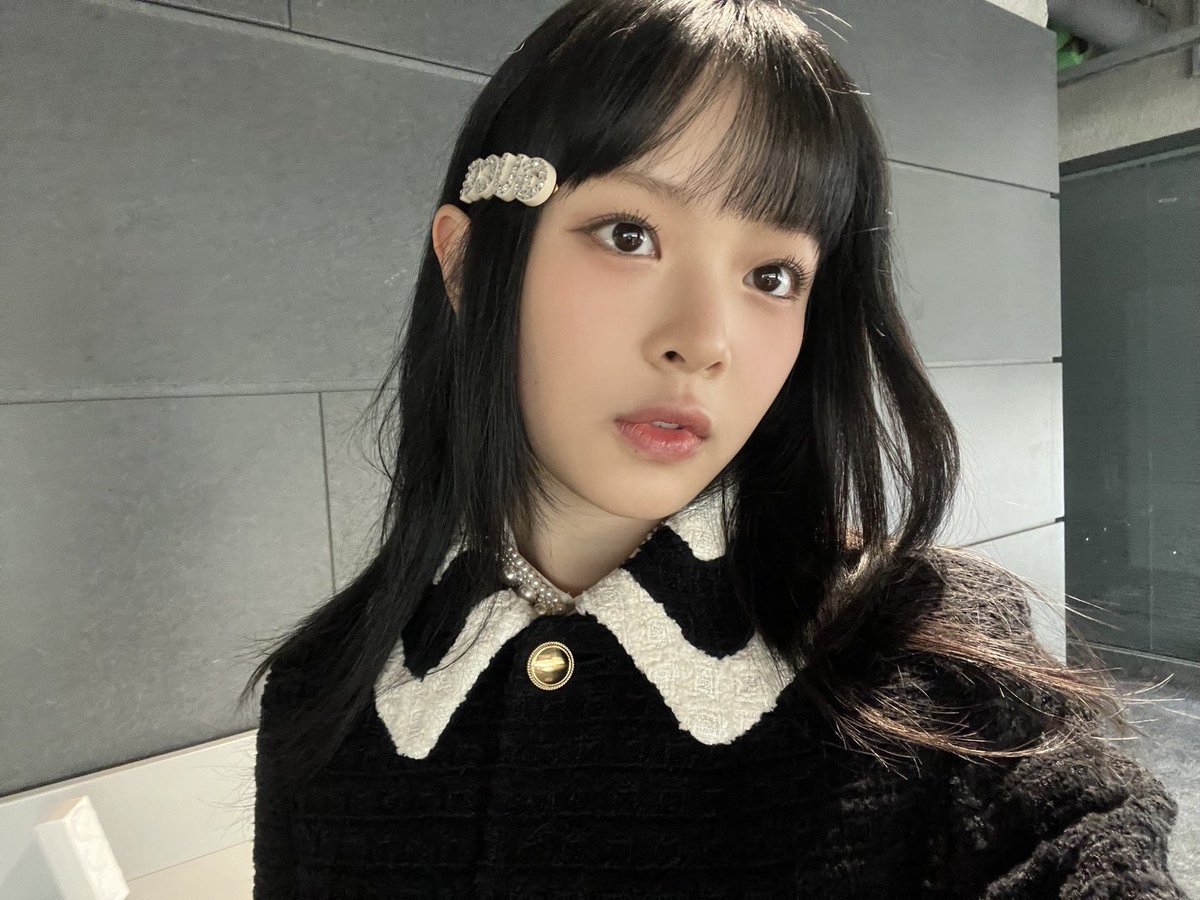 hanniphlam's tweet photo. Softest color of hairpin becomes the sweetest ornament in this time look. Click! I didn't expect I could look adorable in these simple selfies. 🖤 https://t.co/z504evj2kd