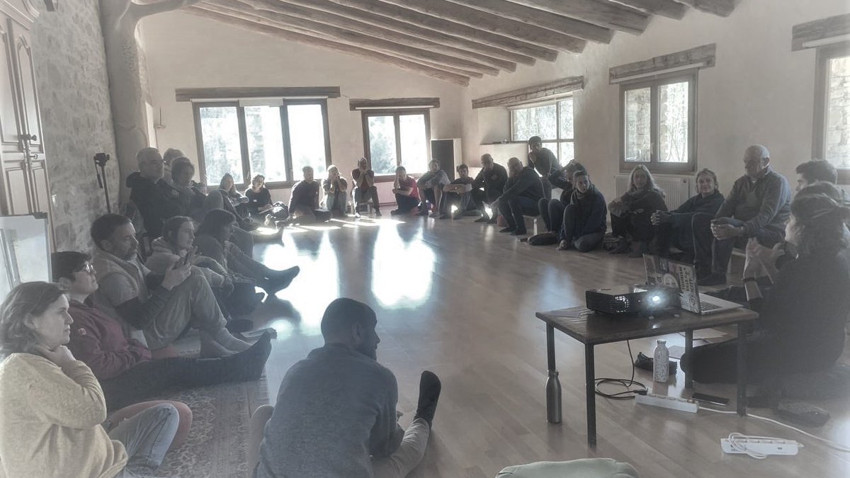 Encara estic paint el dissabte: unes 40 persones vam estar a la presentació d'<a href="/FundacioEmprius/">Fundació Emprius</a> una eina per la recuperació de comunals rurals. 

És un projecte ambiciós, il·lusionant i arriscat però amb tot el sentit del món i del moment. 

Li haurem de donar molt de suport!